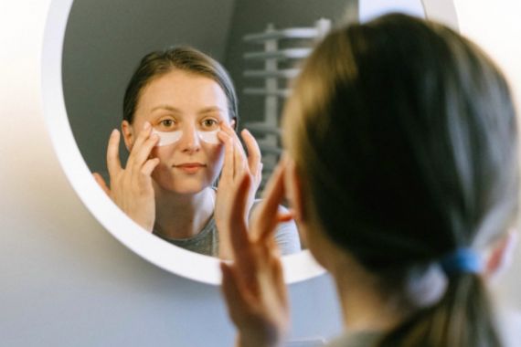 4 Manfaat Tidak Memakai Makeup untuk Kulit Wajah - JPNN.COM
