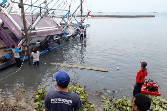 Kapal Penangkap Ikan Teri Karam di Pulau Lancang, Lihat Tuh Fotonya - JPNN.COM