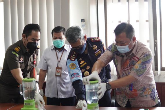 Sinergi Bea Cukai dan BNNP Kalimantan Selatan Musnahkan Ratusan Gram Narkotika - JPNN.COM