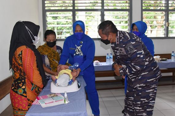 Lihat, Danseskoal Laksda TNI Tunggul Suropati Teteskan Vitamin A Kepada Anak Balita - JPNN.COM