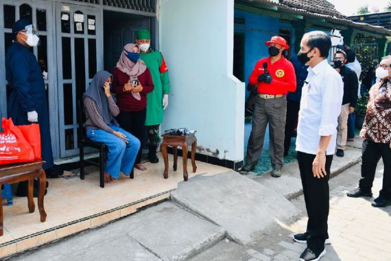Lihat Nih, Jokowi Sampai Door to Door di Gang Tengok Masyarakat Divaksinasi - JPNN.COM