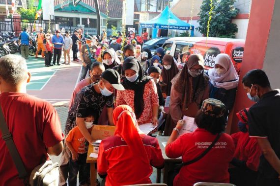 Kejar Vaksin! PDIP Jakarta Selatan Sukses Membujuk Ratusan Warga DKI Ikut Vaksinasi - JPNN.COM