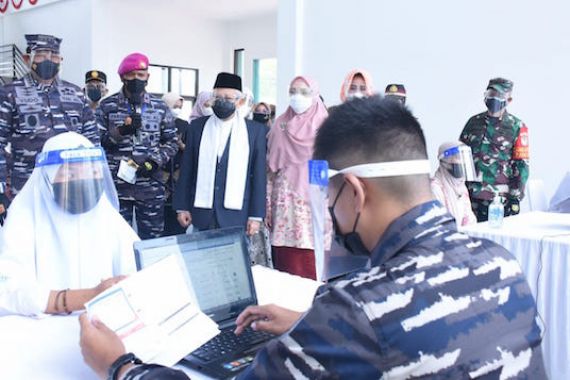 TNI AL Laksanakan Serbuan Vaksinasi ke Pondok Pesantren An Nawawi Tanara - JPNN.COM