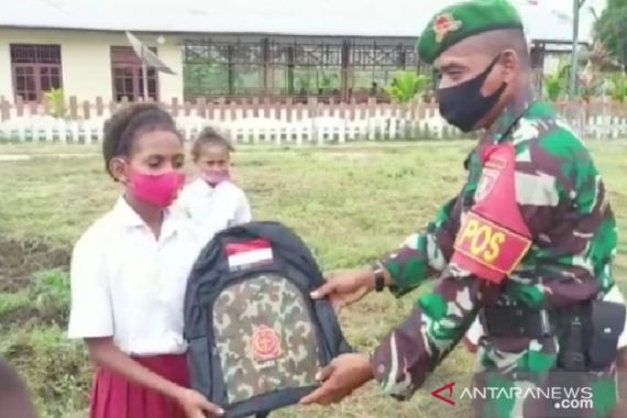 TNI Memberikan Bantuan Perlengkapan Sekolah Anak di Perbatasan Indonesia - Papua Nugini - JPNN.COM
