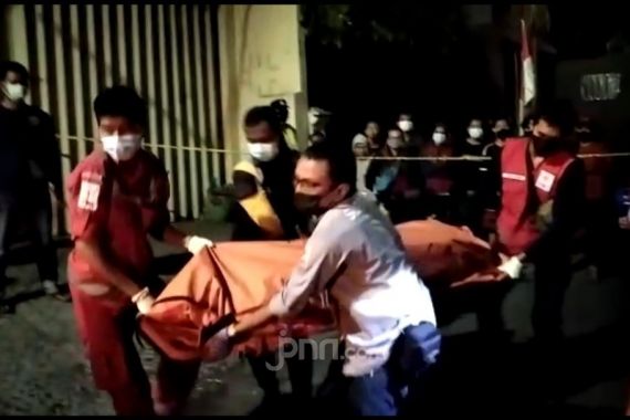 Detik-Detik Pria Berkaus Logo Perguruan Silat Ditusuk di Jalan Balongsari Surabaya - JPNN.COM