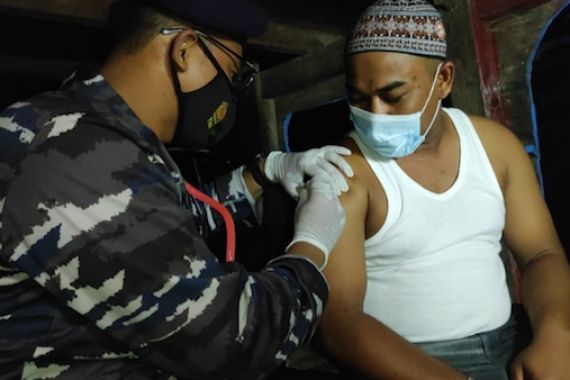 Lihat Nih, Prajurit Pangkalan TNI AL Tanjung Balai Asahan Gelar Vaksinasi Kepada Nelayan - JPNN.COM