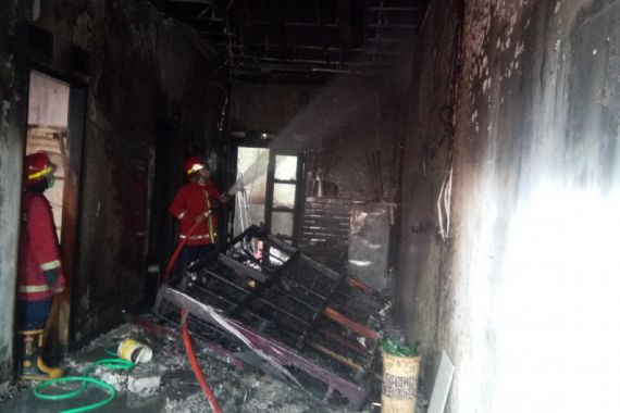Sebuah Rumah di Bekasi Terbakar karena Sampah, Ya Ampun - JPNN.COM