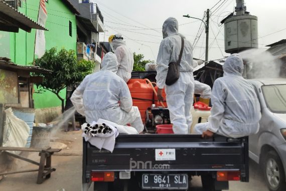 PMI Jakarta Timur Lakukan Penyemprotan Disinfektan di Bekas Zona Merah Covid-19 - JPNN.COM