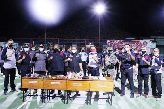 Petugas Geledah Kamar Napi Kriminal dan Narkoba Lapas Tanjang Raja, Lihat Hasilnya - JPNN.COM