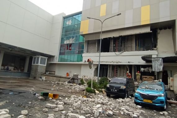 Insiden Plafon Ambruk di Margo City, Konon Terdengar Bunyi Ledakan - JPNN.COM
