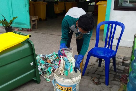 Duh, Sampah Rumah Tangga Masker di Surabaya Mencapai 863 Kilogram per Bulan - JPNN.COM