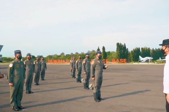 Intip Momen Jokowi Bertemu Penerbang Garuda dan Nusantara Flight, Keren! - JPNN.COM