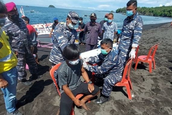 Gelar Serbuan Vaksinasi, TNI AL Membidik Nelayan yang Baru Pulang Melaut - JPNN.COM