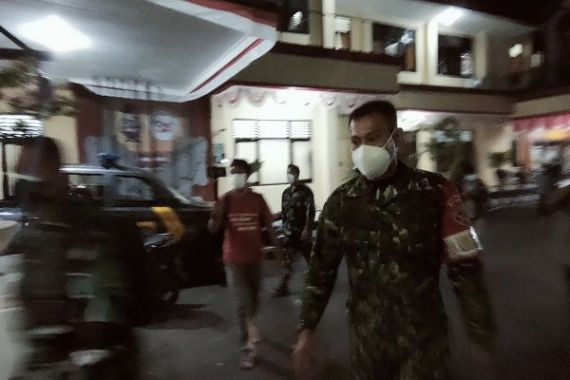 Aparat TNI Bentrok dengan Warga, Dandim Alami Luka - JPNN.COM