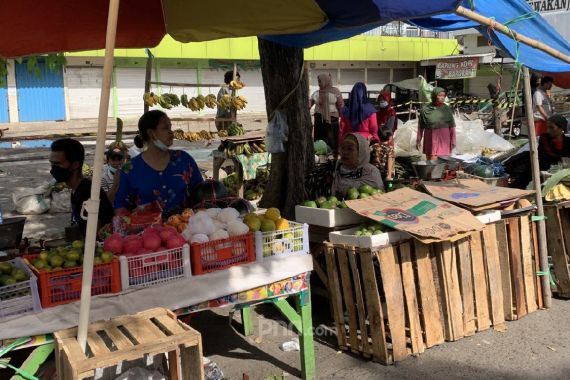 Pasar Kembang Terbakar, Pedagang Terpaksa Jualan di Pinggir Jalan - JPNN.COM