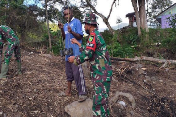 Peduli Lingkungan, Prajurit Satgas TNI Pamrahwan Yonif RK 751/VJS Menanam 70 Pohon Merbau - JPNN.COM