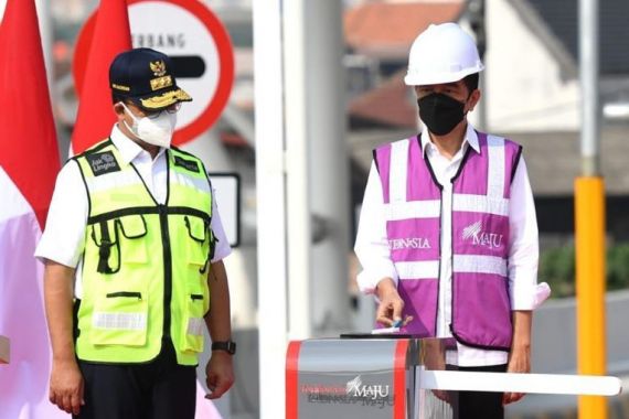 Didampingi Anies, Pak Jokowi Sampaikan Kabar Baik Buat Warga Pulo Gebang-Kelapa Gading - JPNN.COM