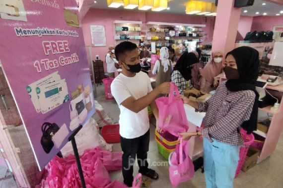 Dukung Percepatan Vaksinasi di Surabaya, Deliwafa Bagikan Ratusan Tas Cantik Pada Pengunjung - JPNN.COM
