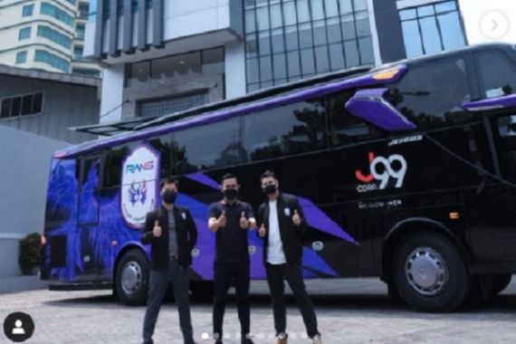 Juragan 99 Serahkan Bus untuk Klub Sepak Bola Milik Raffi Ahmad - JPNN.COM