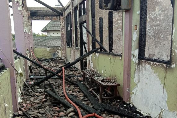 Bangunan SMP Raudhlatul Jannah Bekasi Terbakar, Asap Tebal Membubung Tinggi - JPNN.COM