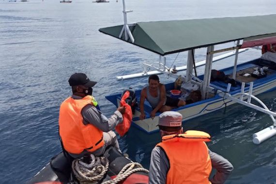 Personel Bakamla Sambangi Nelayan di Perairan Laut, Pakai Kata Mohon - JPNN.COM