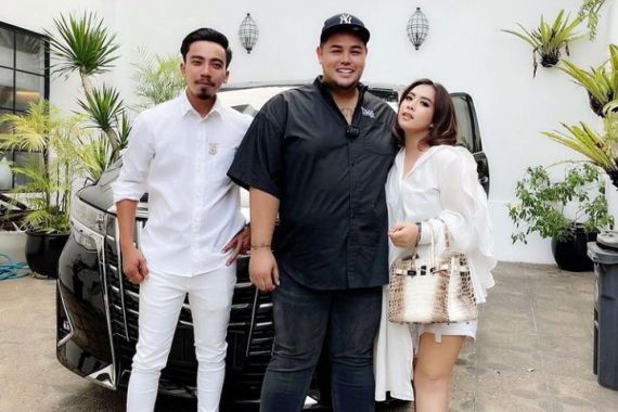 Ivan Gunawan Dapat Hadiah Mobil Mewah dari Pengusaha Tajir - JPNN.COM