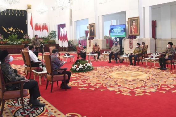 Jokowi di Tengah, Megawati Kiri, Prabowo Kanan - JPNN.COM