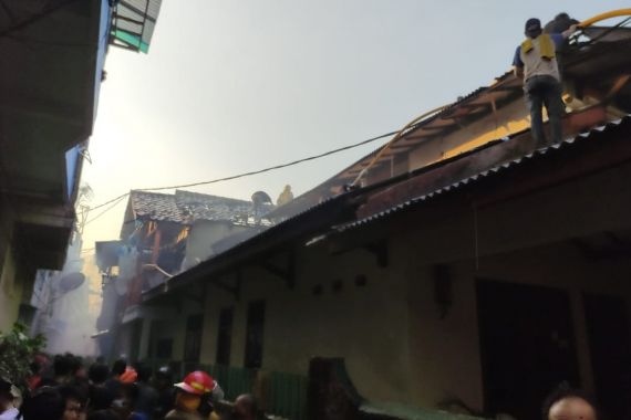 Kebakaran di Kampung Pulo: 18 Rumah Ludes - JPNN.COM
