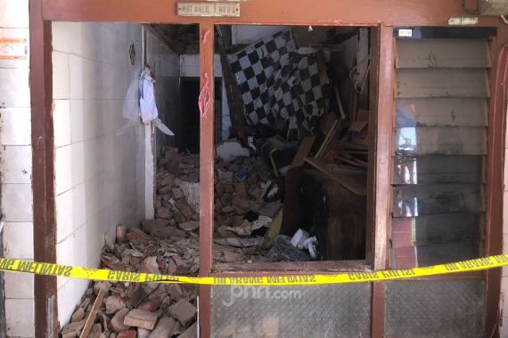 Rumah Hari Musa Ambruk, Sekeluarga Tertimpa Reruntuhan, 1 Orang Meninggal - JPNN.COM