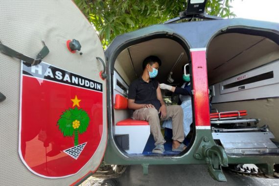 Kodim Makassar Kerahkan Tank Tempur Ambulans Agar Warga Mau Divaksin - JPNN.COM