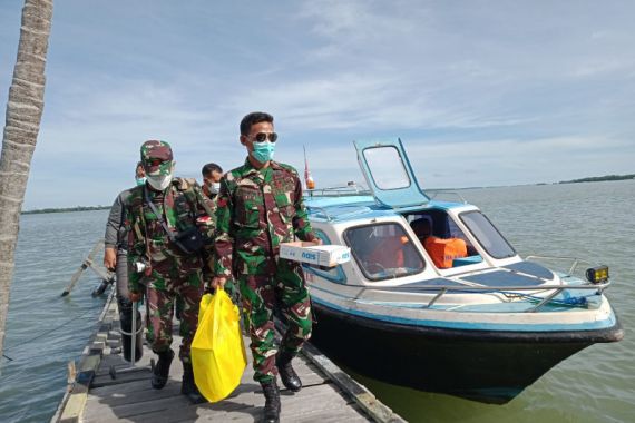 Kodim Tarakan Melakukan Serbuan Vaksin ke Pulau Sadau - JPNN.COM