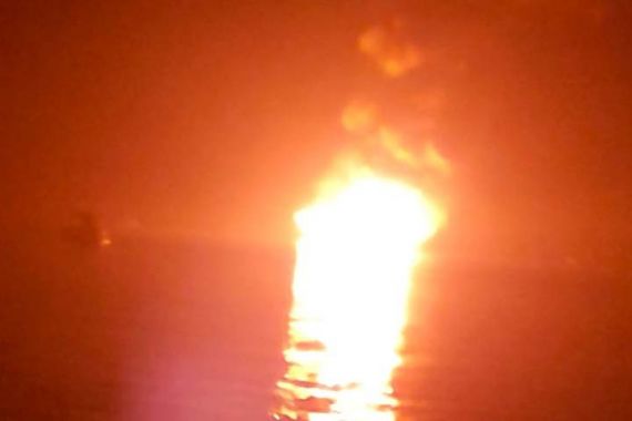 Kapal Pengangkut BBM dan Tabung Gas Meledak, 3 ABK Alami Luka Bakar - JPNN.COM