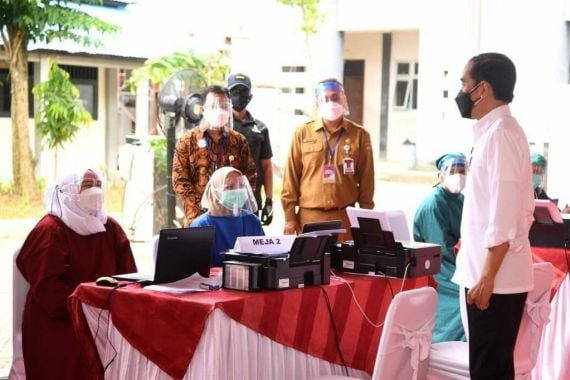 Presiden Meninjau Vaksinasi Pelajar di Samarinda, BPJS Kesehatan Pastikan Aplikasi P-Care Vaksinasi Berjalan - JPNN.COM