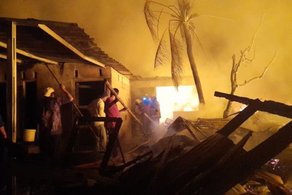 35 Rumah di Bekasi Ludes Terbakar, Damkar DKI Jakarta - JPNN.COM
