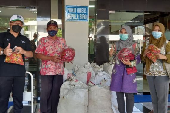 Menjalankan Instruksi Ganjar, ASN Pemprov Jateng Borong 1,1 Ton Cabai dari Petani - JPNN.COM