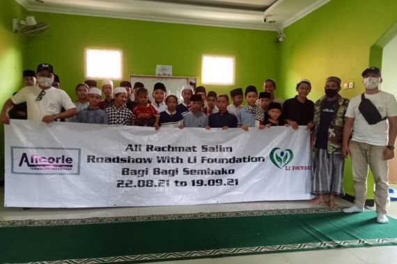 Li Foundation bersama Ali Rachmat Salim Bagikan 1.500 Paket Sembako di Bogor - JPNN.COM