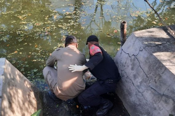 Identitas Orang Tua Bayi yang Mengapung di Sungai Jalan Menur Surabaya Masih Misteri - JPNN.COM