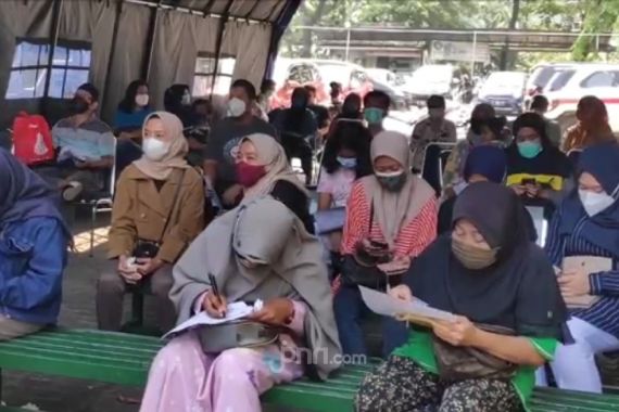 Warga Menyerbu Vaksinasi Massal Pfizer di RS Islam Pondok Kopi - JPNN.COM