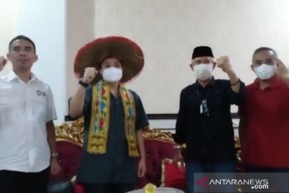 Apriyani Rahayu Dapat Hadiah Kebun Cengkih dan Kelapa Sawit dari Wagub Sultra - JPNN.COM