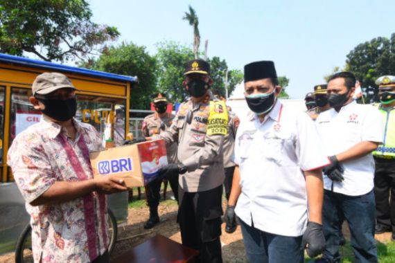 Kakorlantas Bagikan 1.000 Sembako untuk PKL di DKI Jakarta - JPNN.COM