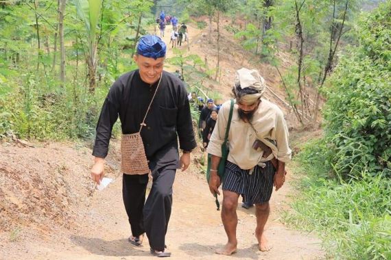 Prof Zudan Arif Berkunjung ke Kampung Badui, Lihat Penampilannya - JPNN.COM