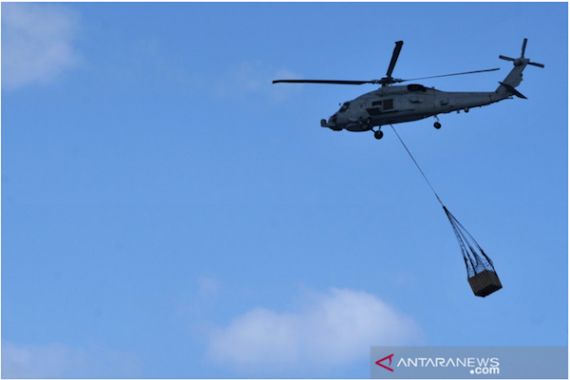 Keren, Helikopter Milik AL Australia Beraksi di Klungkung Bali - JPNN.COM