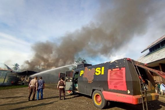 5 Bus Terbakar di Garasi Kantor Dishub Nabire, Siapa Pelakunya? - JPNN.COM