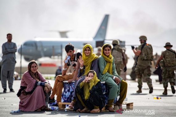 Kisah Sharifa Afzali Dipukuli Taliban, Menyerahkan HP ke Tentara AS - JPNN.COM