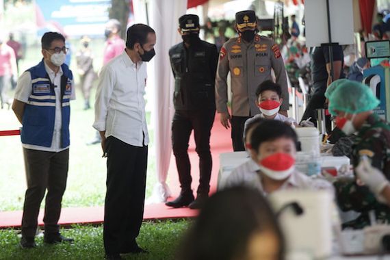 Jokowi dan Ketum KADIN Tinjau Vaksinasi Kepada Ribuan Siswa - JPNN.COM