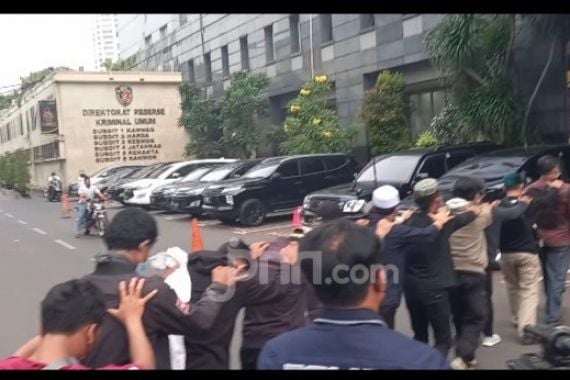 11 Orang Diduga Simpatisan Habib Rizieq Dibawa ke Polda Metro Jaya - JPNN.COM