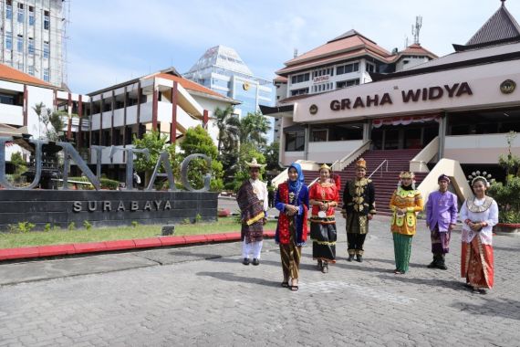 PKKMB Untag, 7 Mahasiswa Mengenakan Busana Tradisional - JPNN.COM