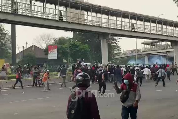 Banding Habib Rizieq Ditolak, Massa Berontak, Polisi Tembakkan Gas Air Mata - JPNN.COM