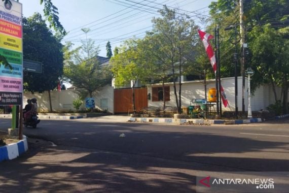 OTT KPK, Banyak Mobil di Depan Rumah Bupati Probolinggo, Kesaksian Warga - JPNN.COM