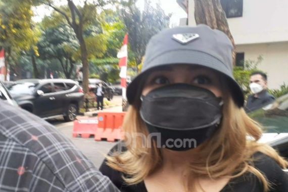 Penuhi Panggilan Polisi, Ayu Ting Ting Bawa Barang Bukti Ini! - JPNN.COM